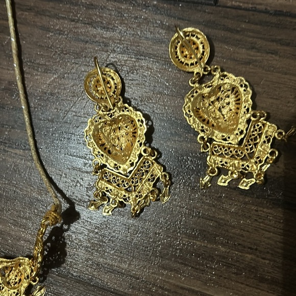 Elegant Gold Necklace Set - Picture 10 of 11